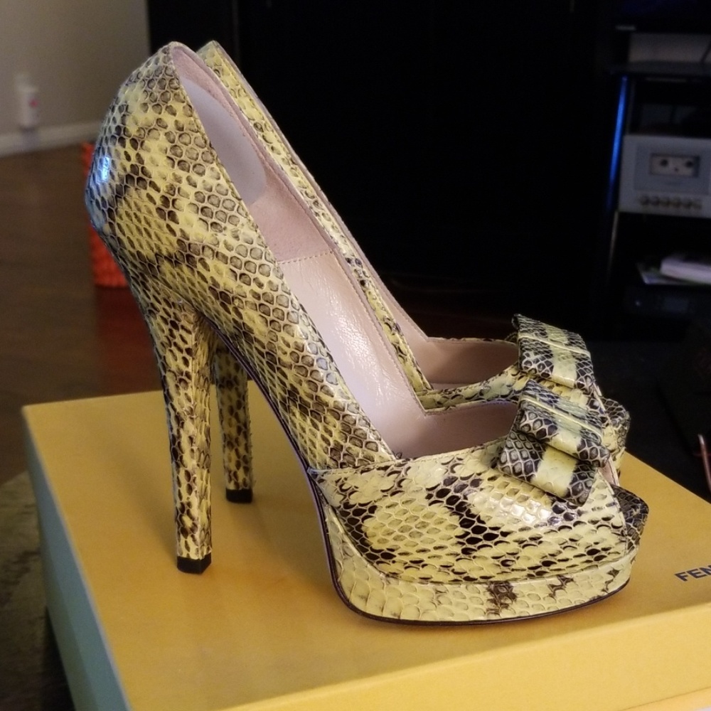 FENDI spuntata colubro lucido mimosa color (37.5)